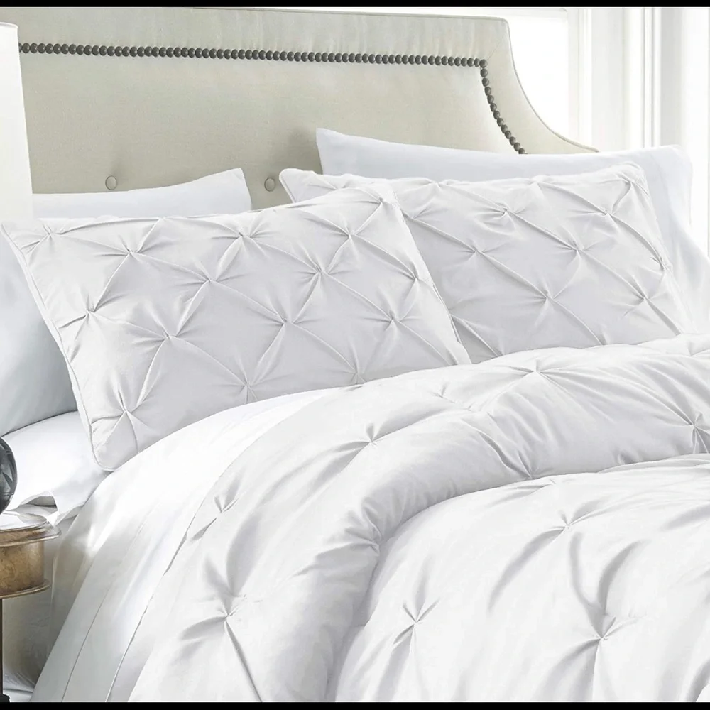 3-Pieces White Pinch Pleat Pintuck Comforter Set